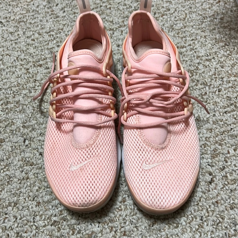 Size 9 women’s Nike sneakers